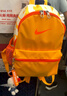 NBA VIBE.NIKE時(shí)尚兒童書包休閑男女款幼兒園小學(xué)生雙肩包迷你撞色小背包 NK/橘色白字母 曬單實(shí)拍圖