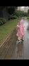 花丫花丫兒童雨衣 女童大帽檐防水雨披幼兒園寶寶小童帶書包位卡通雨具 粉色 M（建議身高105-115cm） 曬單實拍圖