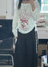 桂岐 甜辣妹涂鴉印花白色斜露肩長(zhǎng)袖罩衫t恤女夏季設(shè)計(jì)感小眾抽繩上衣 白色 S （建議95斤以?xún)?nèi)） 曬單實(shí)拍圖