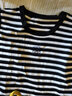 初語(yǔ)冰絲條紋撞色無(wú)袖背心針織衫女2025夏季新款刺繡修身短款上衣 黑白條紋 S 曬單實(shí)拍圖
