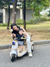 ZOCO兒童電動(dòng)摩托三輪車(chē)可坐大人1-6歲男女孩寶寶雙人駕駛遙控玩具車(chē) 卡其色：雙驅+早教音樂(lè )+雙人座椅 曬單實(shí)拍圖