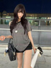 哈魯?shù)?025夏季新款條紋露肩短袖t恤女正肩甜辣風寬松顯瘦撞色斜肩上衣 黑灰條紋 M （80-100斤） 曬單實拍圖
