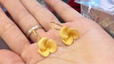 周大福 牡丹花 足金黃金耳釘(工費(fèi)320)約6.1g EOF786 曬單實(shí)拍圖