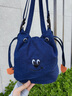 鷗咖諾2025新款斜挎包女刺繡牛仔帆布包可愛(ài)抽繩水桶包女單肩通勤手機包 深藍色 曬單實(shí)拍圖