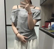 茯見美式復(fù)古辣妹甜酷風(fēng)印花蕩領(lǐng)斜肩一字肩T恤褶皺修身露肩正肩短袖 灰色 S 曬單實(shí)拍圖