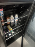 美的冰吧酒柜95升小型家用一級(jí)能效 展示柜冷藏柜飲料柜單門透明玻璃保鮮柜辦公室客廳茶葉茶餅儲(chǔ)存柜 95升黑|四層置物架|左右開門可調(diào)|LC-95GM 曬單實(shí)拍圖