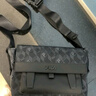 FILA【黑武士】斐樂斜挎包老花輕便防潑水挎包老花單肩包 正黑色-BK XS 曬單實拍圖