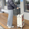 冬瓜糖高顏值寬拉桿行李箱女卡通涂鴉登機箱男學(xué)生拉桿箱印花飛機旅行箱 雪白【小新動(dòng)漫+杯架+寬拉桿】 24英寸 【航空登機箱，免托運】 曬單實(shí)拍圖