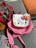 AIOSC書(shū)包初高中女生可愛(ài)少女時(shí)尚輕便雙肩包大容量大學(xué)生2025新款背包 Kitty粉色格子款-29*13*27cm 曬單實(shí)拍圖