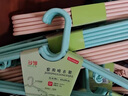 塑料衣架家用掛衣衣服架衣?lián)巫右聮旒哟譄o痕晾衣架衣架子掛 30支裝加粗款10mm粗43寬馬卡龍色 曬單實拍圖