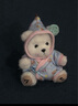莉娜熊（TeddyTales）SVT BONGBONGEE聯(lián)名系列BONGBONG Bear周邊玩偶 XS藍色CARAT嬰兒服 毛絨掛件 聯(lián)名系列禮盒《十周年特別款》 曬單實(shí)拍圖