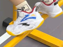 安踏兒童籃球鞋男小童鞋秋季防滑耐磨小童運(yùn)動(dòng)鞋體育課風(fēng)洞籃球鞋 【夏季風(fēng)洞】白/藍(lán)/黑-1 32 內(nèi)長20cm 曬單實(shí)拍圖