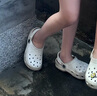 卡駱馳（crocs）經(jīng)典系列經(jīng)典小Clog K童粉色洞洞鞋涼鞋 骨白 33 （33碼-34碼） 曬單實(shí)拍圖