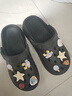 名創(chuàng)優(yōu)品（MINISO）洞洞鞋女款2025新款eva防滑防臭沙灘鞋增高涼拖鞋女夏季外穿 黑色+海洋星星(10個)滴塑 36-37 曬單實拍圖