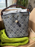 Tory Burch 湯麗柏琦【七夕禮物】T MONOGRAM 提花斜挎水桶包女包TB 166414 Tory 海軍藍(lán) 405 OS 曬單實(shí)拍圖
