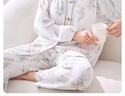 婧麒（JOYNCLEON）帶胸墊月子服夏季薄款產(chǎn)后竹棉5月份6純薄孕婦睡衣哺乳家居服 雅白纖花【竹棉紗·透氣排汗快】 M 曬單實(shí)拍圖