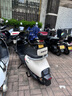 綠源（Luyuan）電動(dòng)摩托車MODA C1升級(jí)款 72V23Ah石墨烯鉛酸長(zhǎng)續(xù)航電動(dòng)車 成人時(shí)尚通勤代步電摩 空間白【前碟剎+1200W電機(jī)】 曬單實(shí)拍圖
