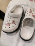 OPCROSS厚底洞洞鞋女款夏季百搭防臭防滑護士包頭拖鞋外穿涼鞋軟底沙灘鞋 白黑 櫻桃鞋花 39 標準運動(dòng)鞋碼 曬單實(shí)拍圖