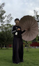 愛上雨折疊雨傘晴雨兩用女結(jié)實(shí)抗風(fēng)輕便易攜防曬防紫外線遮陽太陽傘大號(hào) 16骨彩膠防曬-粉金蝴蝶-仿木柄 曬單實(shí)拍圖