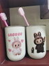 范爺家 labubu周邊漱口杯刷牙防霉抗菌情侶兒童學(xué)生洗漱不銹鋼牙杯子 不銹鋼漱口杯【比耶+愛(ài)心連衣裙】 曬單實(shí)拍圖