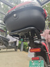 綠源電動(dòng)車(chē)后備箱通用適用雅迪愛(ài)瑪九號臺鈴小牛33省大容量箱儲物電瓶車(chē)后尾箱 黑色-中號【可放頭盔+充電器】 【需自行組裝】送安裝包+視頻+軟墊 曬單實(shí)拍圖
