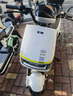 五羊【官方正品】2025款電動摩托車NFC解鎖大功率電動車倆輪代步電摩男女時尚電動踏板車 源彩白/速度50M/前碟后鼓/靠背板 72V22A/全新石墨烯電池/木架發(fā)貨 曬單實拍圖
