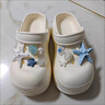 名創(chuàng  )優(yōu)品（MINISO）洞洞鞋女涼鞋夏季外穿防滑防臭eva踩屎感厚底開(kāi)車(chē)海邊沙灘拖鞋 白色+海星派對(9個(gè))滴塑 40-41 【適合39-40碼穿】 曬單實(shí)拍圖