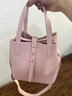 CHARLES&KEITH25秋新品簡(jiǎn)約通勤手提水桶包菜籃子包七夕禮物CK2-10151518 Cotton Candy Pink棉花糖粉 S 曬單實(shí)拍圖
