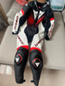 DAINESE丹尼斯騎行服連體皮衣競技LAGUNA SECA 6摩托車騎行服連體皮衣男 競速-黑-白-熒光紅 52 曬單實拍圖
