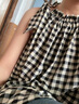UR2025夏季新款女裝撞色格紋超寬松無(wú)袖罩衫襯衫UYU250031 曬單實(shí)拍圖