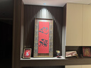 萱木堂迎福見(jiàn)喜新中式茶室書(shū)法掛畫(huà)入戶(hù)玄關(guān)裝飾畫(huà)客廳字畫(huà)紅色復古風(fēng) B款《迎?！?咖啡綾絹襯底) 成品寬50cm*高100cm 雅黑竹節實(shí)木框 曬單實(shí)拍圖