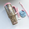 野獸派家居（tbh）三麗鷗HelloKitty巨無霸保溫杯吸管隨行杯不銹鋼保冷水杯禮物 巨無霸保溫杯 經(jīng)典豹紋 1200ml (含mini收納包掛件) 曬單實(shí)拍圖