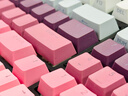 AKNK十字軸側刻正刻透光鍵帽客制化漸變色系鍵帽適用68/75/87/96/104/108等羅技雷蛇邁從鍵盤(pán)原廠(chǎng)高度 【正刻款】黑莓粉鍵帽-適用羅技邁從全系列 曬單實(shí)拍圖