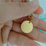 六福珠寶七夕禮物 5.20克黃金吊墜愛(ài)意相蓮足金蓮花圓牌掛墜計(jì)價(jià) 約5.20克 曬單實(shí)拍圖