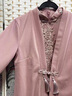 蜜凡蘇秋冬季喜媽媽的衣服高檔套裝媽媽喜服婚宴新款喜婆婆結婚禮服旗袍 粉色【外披+內搭 兩件套】 L (建議85-100斤) 曬單實(shí)拍圖
