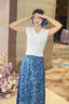 茯見(jiàn)藍(lán)色碎花油畫(huà)系帶半身裙女夏季高腰復(fù)古A字長(zhǎng)裙子女裝套裝兩件套 白T恤+墨油半身裙+發(fā)圈 M 曬單實(shí)拍圖