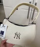 MLBMonogram系列 NY紐約洋基隊復古老花滿(mǎn)印字母金屬大Logo  腋下包 奶油白 曬單實(shí)拍圖