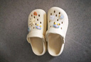 名創(chuàng)優(yōu)品（MINISO）洞洞鞋男女夏季外穿涼鞋防滑厚底踩屎感包頭涼拖鞋 卡其+趣味零食 曬單實(shí)拍圖