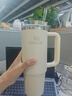 STANLEY巨無霸吸管杯水杯杯子大容量不銹鋼保溫杯辦公車載887ML-米白色 曬單實拍圖