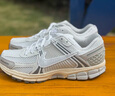 耐克【滔搏運動】NIKE男子NIKE ZOOM VOMERO 5板鞋/復(fù)刻鞋 HF0731-007 42 曬單實拍圖