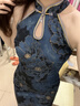 緋垚旗袍新中式國風(fēng)緞面印花改良旗袍無(wú)袖修身收腰性感連衣裙長(cháng)裙 墨藍色 S 衣長(cháng)：105cm，胸圍：80cm 曬單實(shí)拍圖