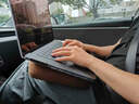 一粒車(chē)載小桌板筆記本抱枕支架汽車(chē)電腦辦公前后排看手機平板便攜餐桌 木紋色【帶手機架/磁吸鼠標托】 曬單實(shí)拍圖