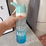 津盼噴霧水杯男2025新款高顏值兒童學(xué)生戶(hù)外運動(dòng)水杯塑料杯子大容量 藍色漸變款 曬單實(shí)拍圖