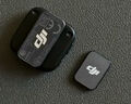 大疆（DJI）Mic Mini 迷你無(wú)線(xiàn)降噪領(lǐng)夾麥克風(fēng) 戶(hù)外采訪(fǎng)直播vlog手機相機高品音質(zhì)紐扣式收音麥 【安卓+蘋(píng)果15-17+相機】一拖二（含充電盒） 官方標配（不含 Lightning 連接頭） 曬單實(shí)拍圖