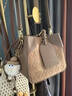 CinvaiKrose輕奢包包女包2025年新款通勤單肩斜挎包女士水桶包生日圣誕節禮物 法蘭絨棕【限定禮盒+拉菲草+掛飾】 曬單實(shí)拍圖