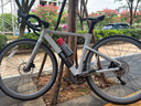 百琦公路自行車R2變速自行車內(nèi)置智能定位系統(tǒng)數(shù)顯碼表自行車油壓碟剎 格雷灰 S（建議身高168-175cm） 曬單實拍圖