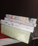 【現貨包郵+專(zhuān)享親簽】云邊有個(gè)小賣(mài)部（云邊全家福長(cháng)體書(shū)簽 張嘉佳 1000萬(wàn)冊暢銷(xiāo)之作新版，新增長(cháng)篇后記+番外插畫(huà)+多重精美贈品+三封面設計） 曬單實(shí)拍圖