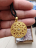 夢金園七夕情人節(jié)禮物  時尚飾品吊墜 古法寶相花開鏤空鑲嵌莫桑石掛墜 中板-凈金重約8g克重多退少補 曬單實拍圖