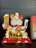 吉貓?zhí)谜胸斬垟[件開業(yè)大號自動搖手店鋪前臺家居客廳裝飾發(fā)財貓送禮禮品 23CM高【開運大招財】搖手貓 【禮盒+坐墊+圍脖】電池插電兩用 曬單實拍圖