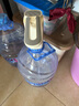 雙槍抽水器桶裝水飲水機靜音礦泉水電動抽水泵折疊自動上水器 白灰色 曬單實拍圖